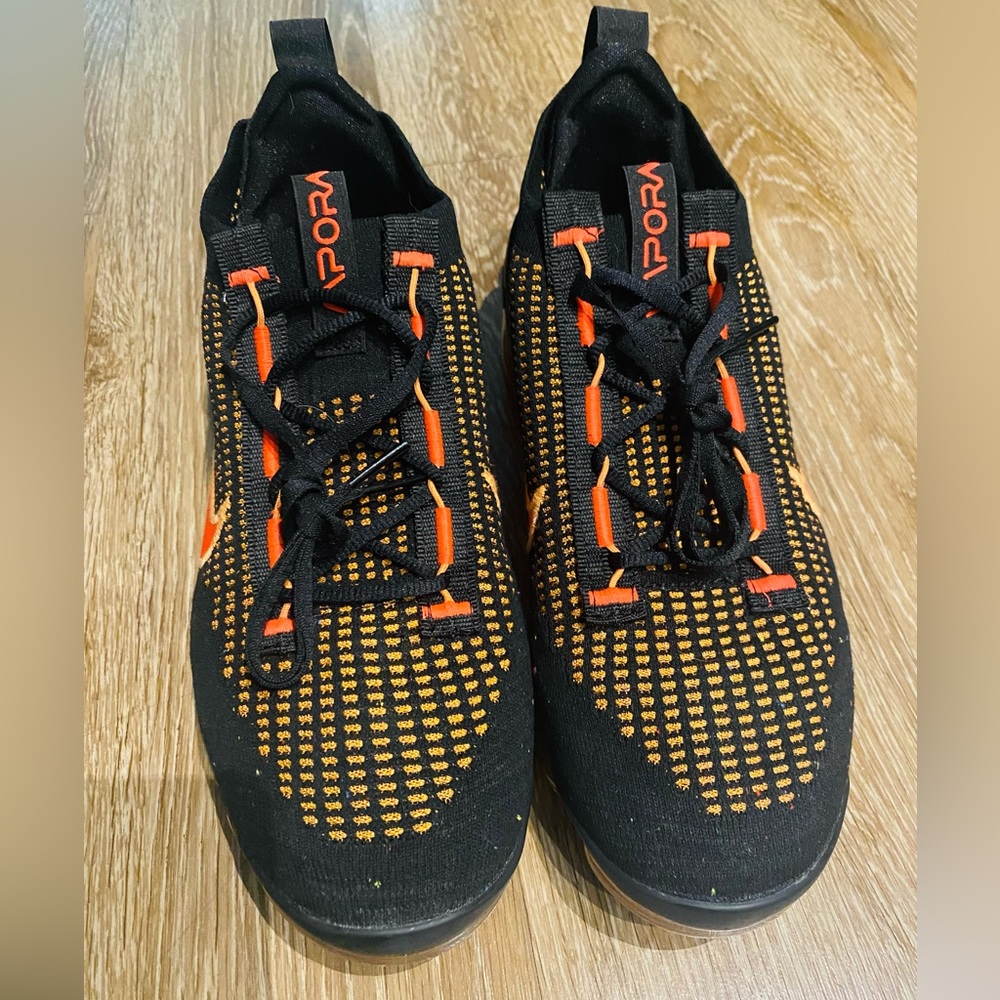Nike Air VaporMax Flyknit Black Bright Crimson Sz 10 DQ3974-002 LIKE NEW